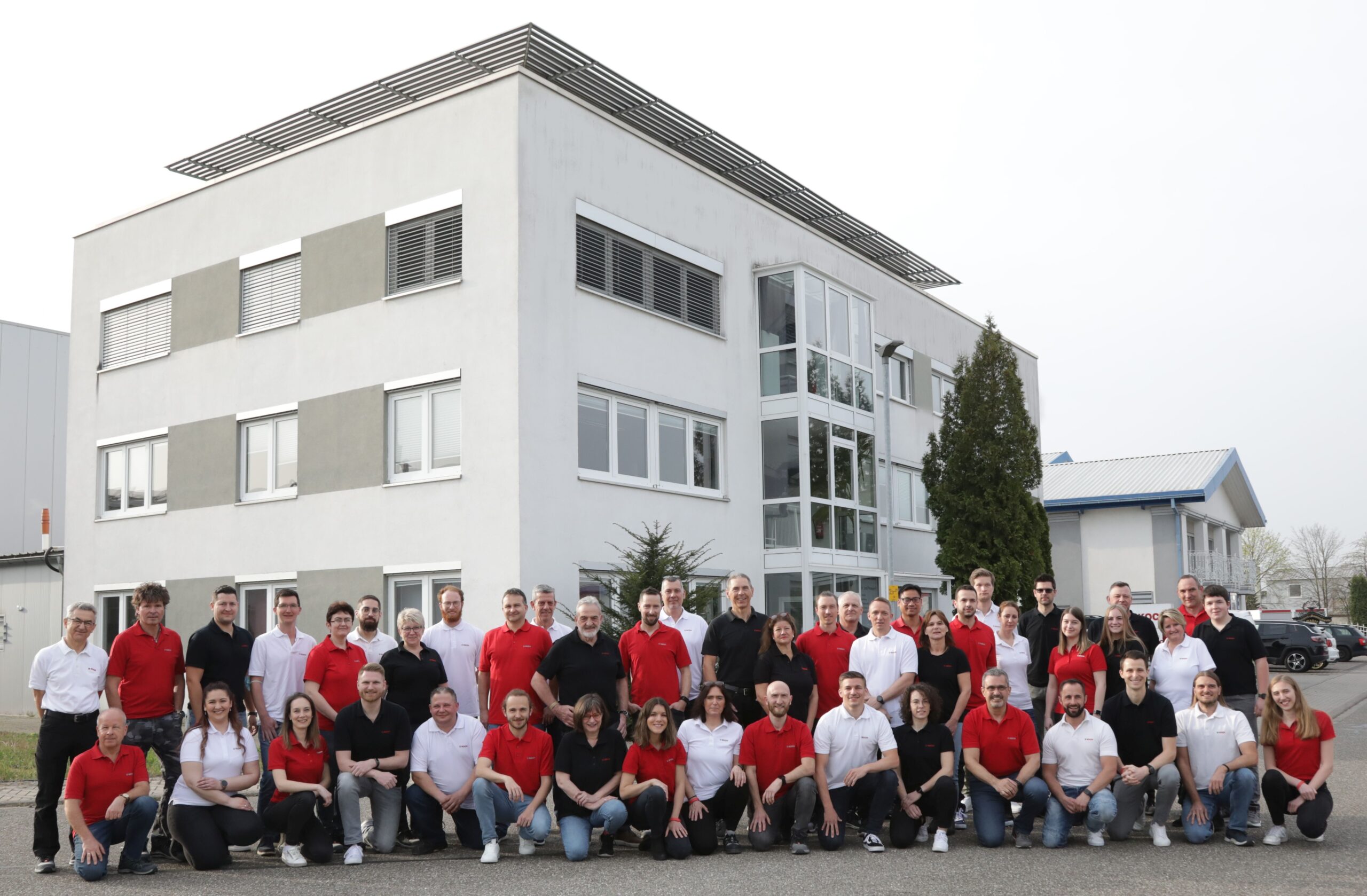 Die Mitarbeiter der Michael Koch GmbH vor dem Fabrikle Gebäude