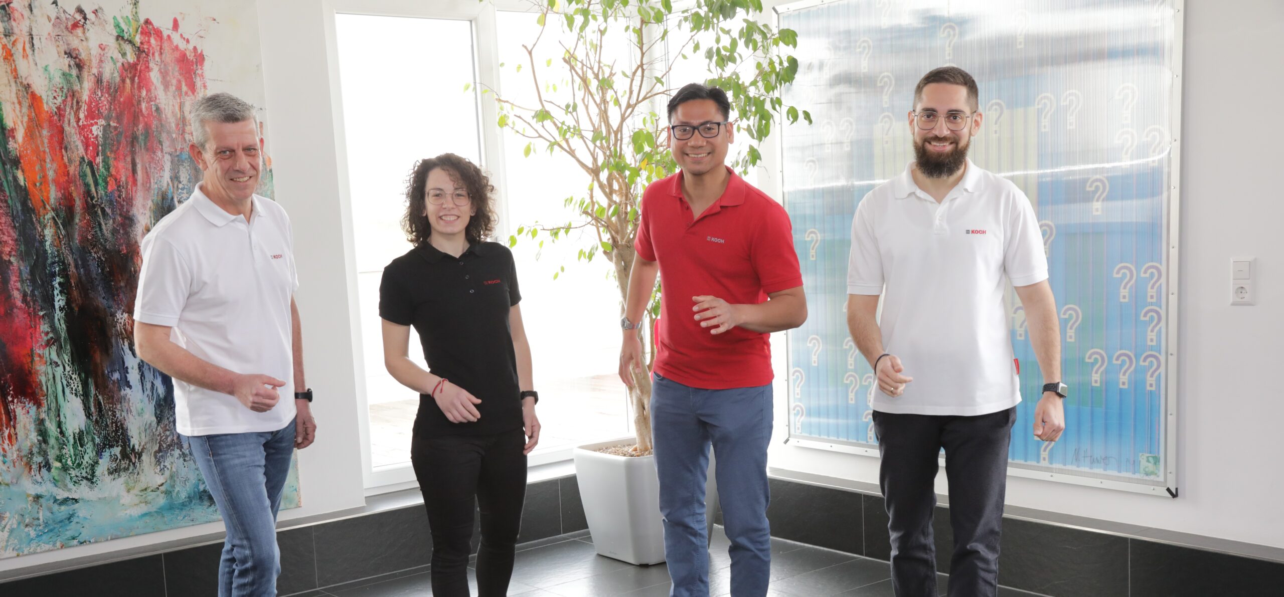 2022-Einkaufsteam Das Einkaufsteam der Michael Koch GmbH steht im großen Besprechungsraum des Fabrikles. Von rechts nach links - Ralph Landmesser, Ann Möckel, Alexander Philipp und Nikolaos Stamogiannis.