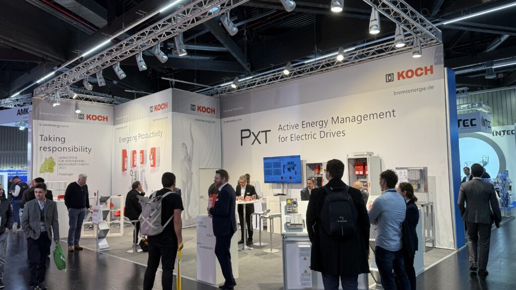 SPS Messestand 2024 mit Besuchern